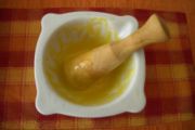 Alioli de ajo, sal, huevo y aceite de oliva.